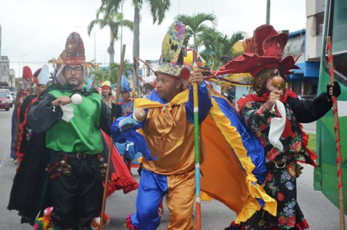 Los danzantes comenzaron su recorrido después de las 4:00 de la tarde de este jueves