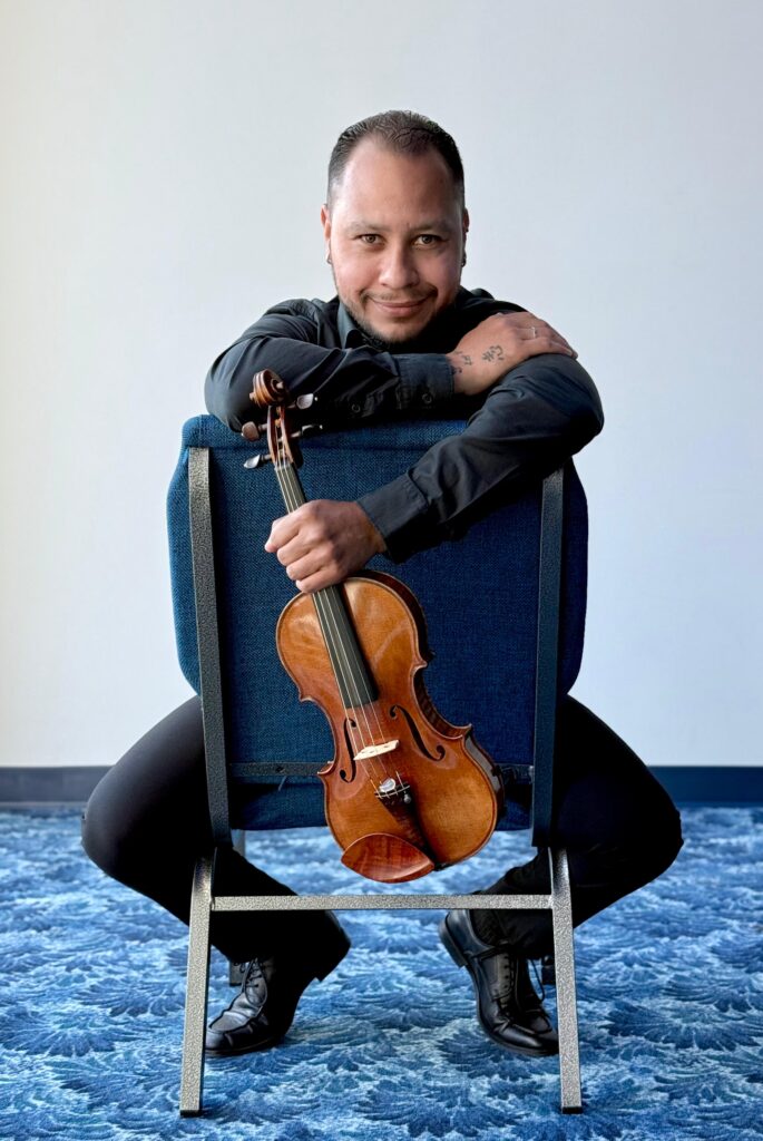Desde niño ha amado la música y el violín