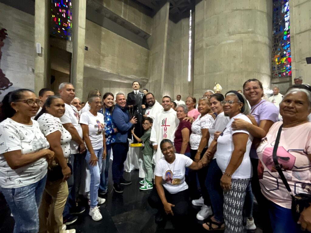 El acto de entrega estuvo encabezado por el alcalde Rogger Daza, junto a su familia y miembro de su tren ejecutivo