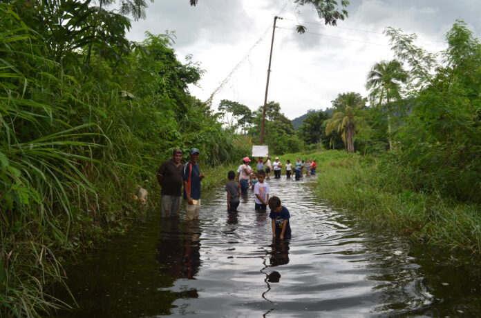 El agua abarca gran parte de la vía principal