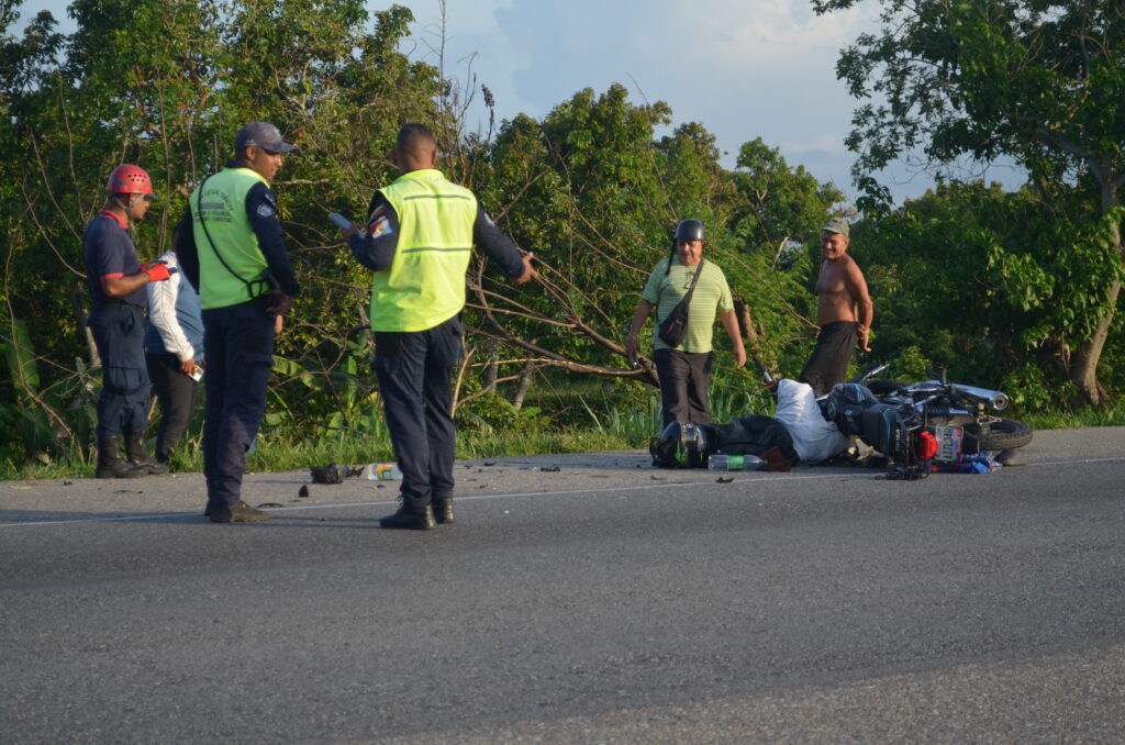 El cuerpo de la víctima quedó aprisionado en la parte de adelante de la moto