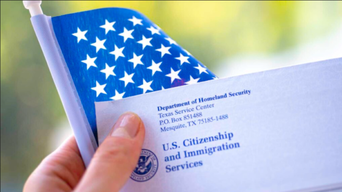 En 2022 la administración de Joe Biden otorgó un «parole» humanitario para que un cupo de venezolanos pudiera entrar legalmente
