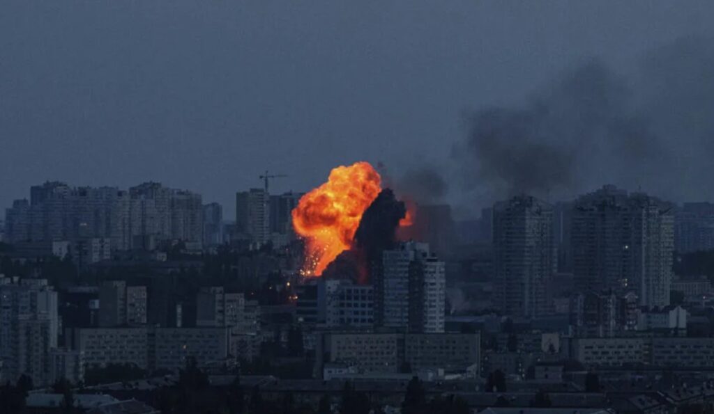Explosión tras un ataque aéreo ruso en Kiev, Ucrania