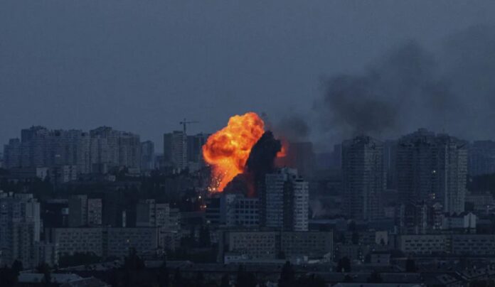 Explosión tras un ataque aéreo ruso en Kiev, Ucrania