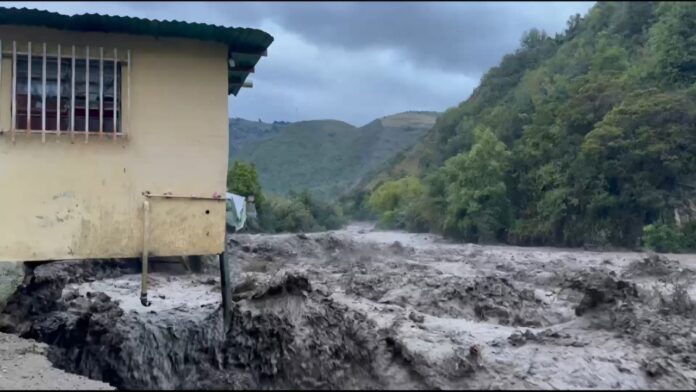 Han reportado deslizamientos de tierra, ríos desbordados y vías efectadas