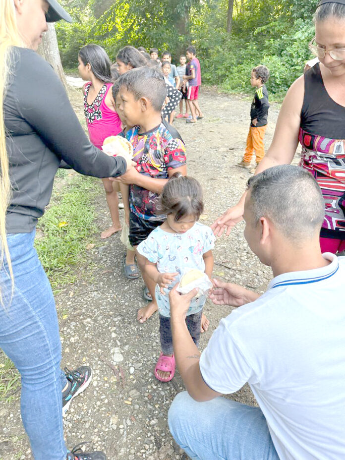 Hicieron entrega de arepas a niños y adultos