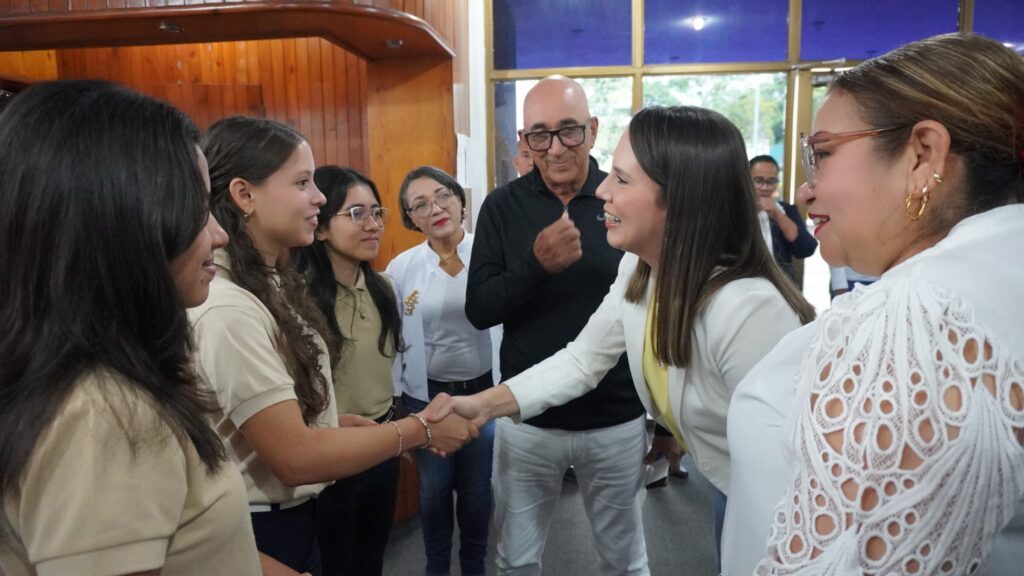 La primera dama Karen Miguens les deseó éxitos a las jóvenes