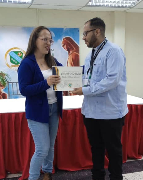 Presbítero Jesús Oropeza entregó reconocimiento a la directora de Yaracuy al Día Aliria Quevedo