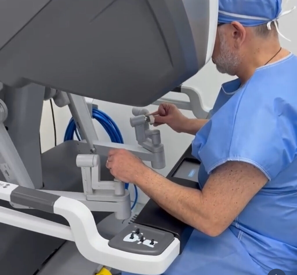 El cirujano debe entrenarse para manejar el robot eficientemente, lo cual incluye incontables horas en simuladores