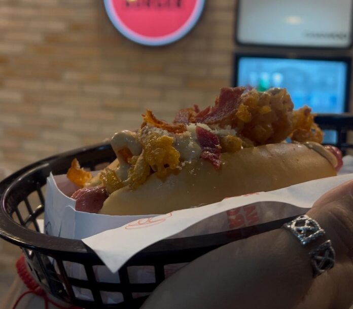 En los locales de comida participantes se esmeran por hacer el mejor perro caliente