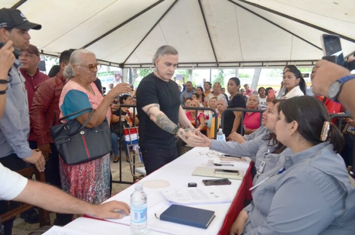 La autoridad conoció varios casos personalmente y conversó con algunos adultos mayores