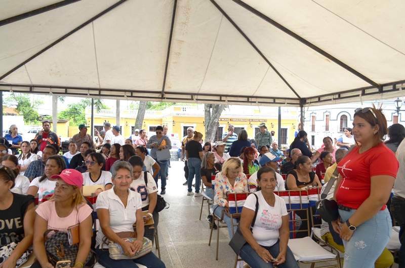 La gente comenzó a llegar desde la madrugada para exponer sus casos