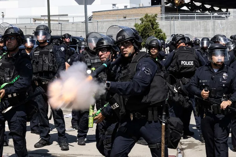 Las fuerzas de seguridad disparan a manifestantes con munición no letal durante las protestas en Los Angeles - Créditos @ETIENNE LAURENT