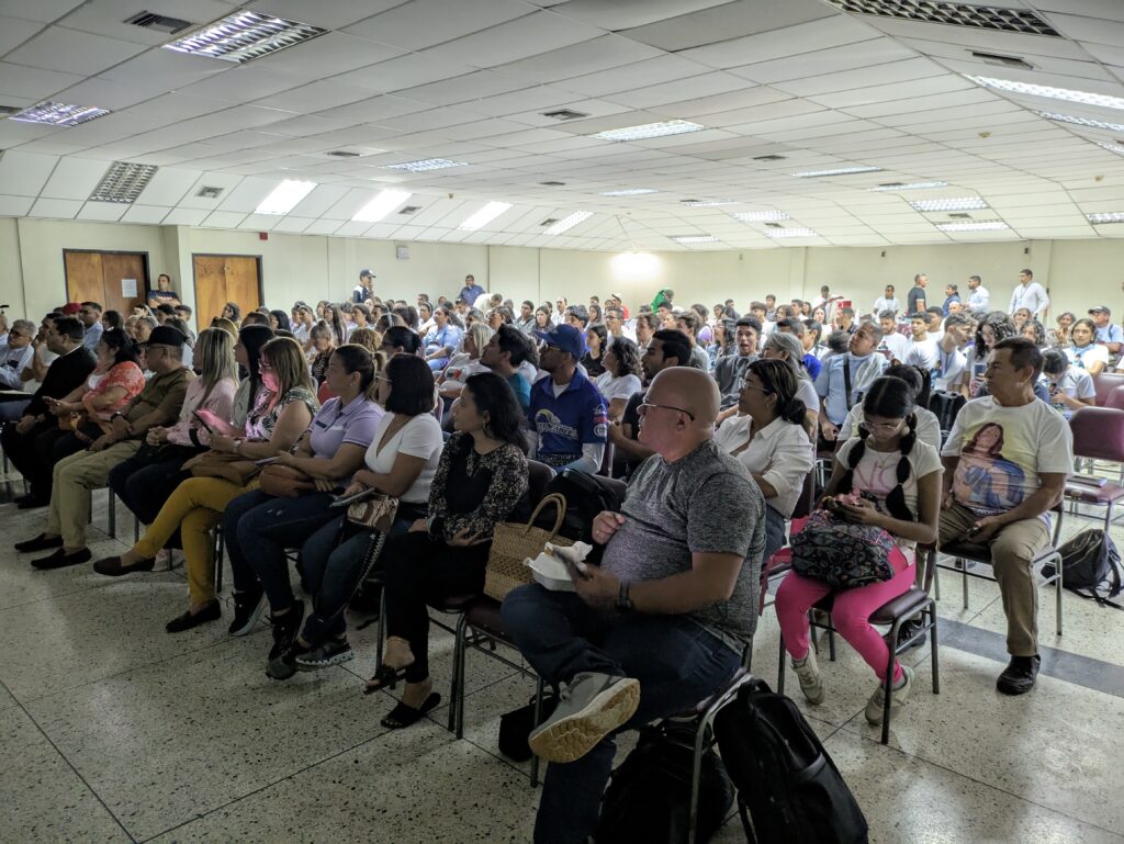 La conferencia captó la atención del nutrido público