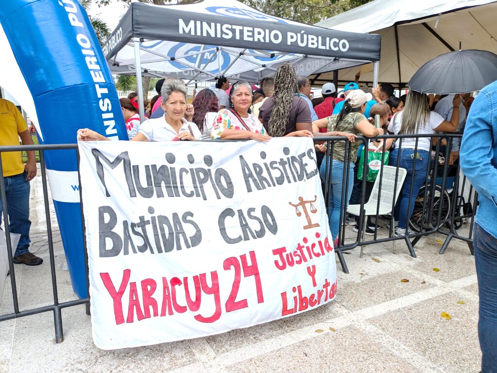 Parientes de personas detenidas mostraron pancartas para exigir justicia