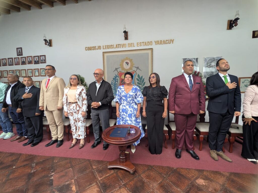 Parlamentarios del Cley durante la juramentación este lunes