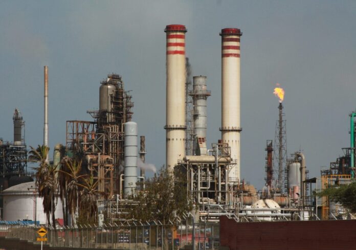 Según Reuters, la red de refinación del país tiene “interrupciones frecuentes después de años de escasa inversión suficiente