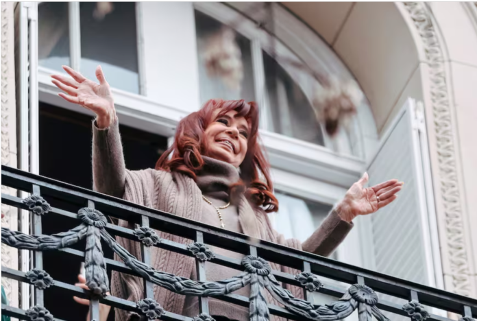 Cristina Kirchner quedó formalmente detenida en su departamento de Constitución