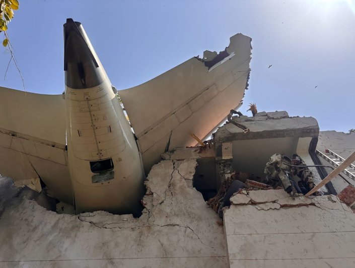 Se ve la cola del avión después del trágico accidente del vuelo de Air India con destino a Londres cerca del aeropuerto de Ahmedabad