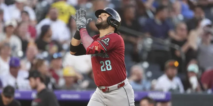 Suárez disparó jonrones en entradas consecutivas para ser el tercer pelotero venezolano en llegar a 300, uniéndose a Andrés Galarraga y Miguel Cabrera