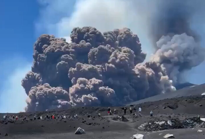 Visitantes fueron desalojados de las zonas cercanas al volcán