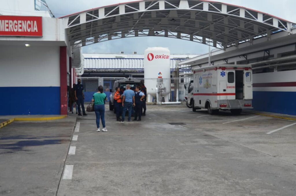 La pareja que iba en la moto está siendo atendida en el hospital de San Felipe