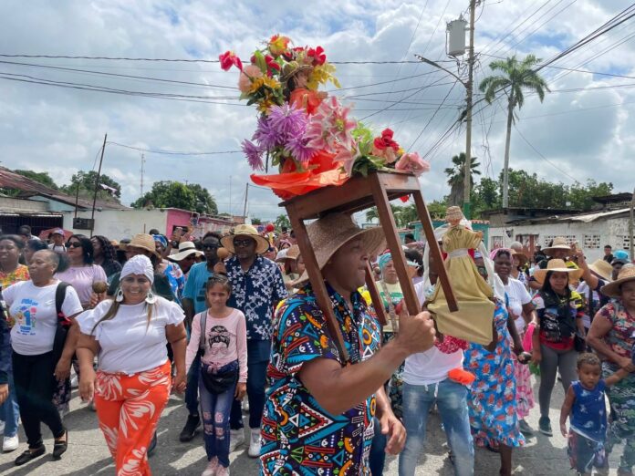 Imágenes, banderas y tambores forman parte de esta tradicional festividad que se realiza cada 24 de junio