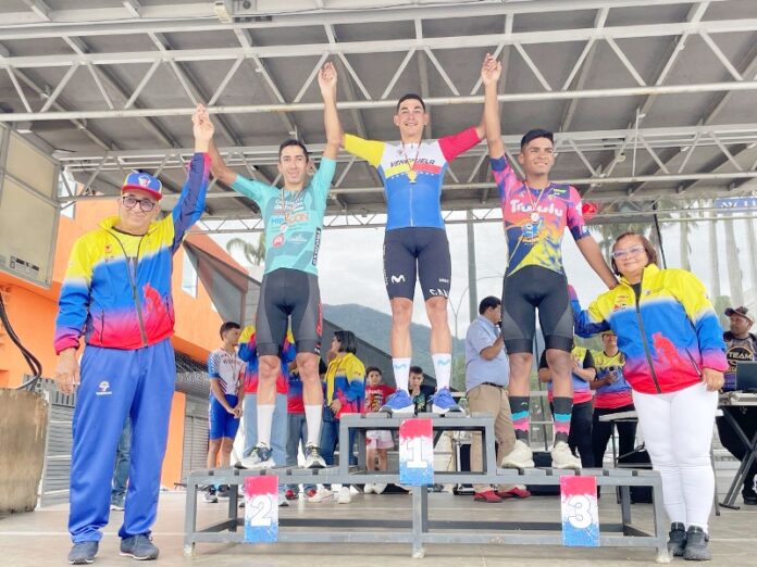 El ciclista nirgüeño Orluis Aular, del Movistar Team, se consagró ayer por tercera vez campeón nacional de la prueba de ruta al dominar el sprint con holgura, luego de recorrer 239,80 km, distribuidos en cuatro vueltas entre San Felipe y Chivacoa. Subió al podio acompañado por Luis Pinto y Enmanuel Viloria. El yaracuyano recupera la corona en ruta que perdió en 2024, lo obtuvo antes en 2022 y 2023. Aular también consiguió el quinto título en la prueba de contrarreloj