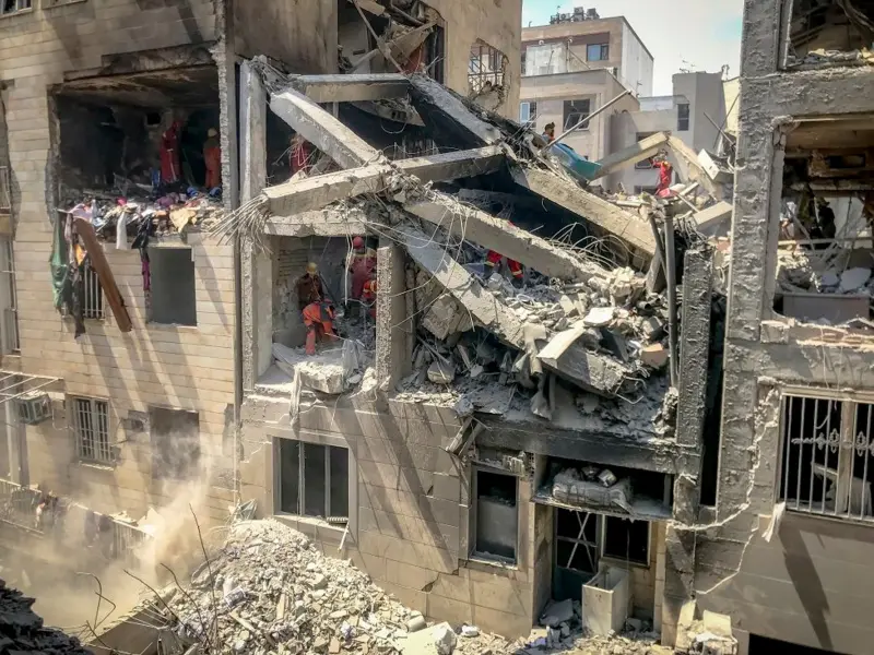 Uno de los edificios golpeados por los ataques israelíes en Teherán Foto cortesía BBC