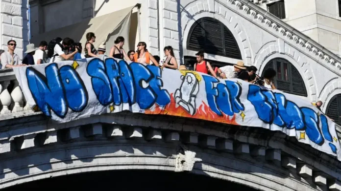 Los manifestantes se reunieron con hinchables y pancartas contra la boda del fundador de Amazon y la periodista estadounidense