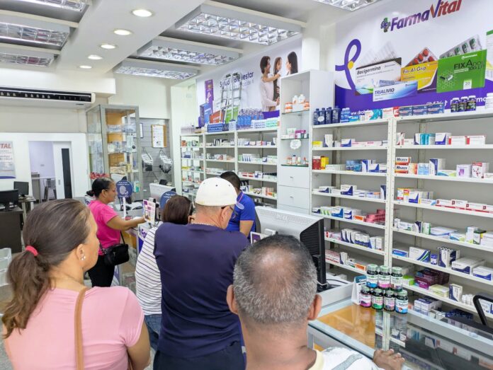 Personas con patologías como diabetes, hipertensión o problemas convulsivos destinan un alto porcentaje de sus ingresos en medicinas. Muchos optan por “estirar” las dosis al tomar las “pastillas un día sí y el otro no”, o ahorrar para comprar lo que puedan. Existen fármacos que cuestan entre Bs. 200 y Bs. 500, mientras que otros pasan los Bs. 1.800. Algunos deben elegir entre comer o comprar medicinas.