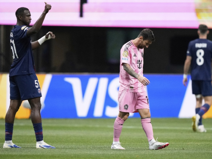 El astro argentino Lionel Messi vivió con impotencia el partido