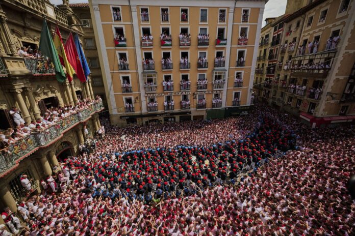 El día 6 de julio se realiza la ofrenda al santo y se dan por comenzadas las fiestas con el tradicional chupinazo