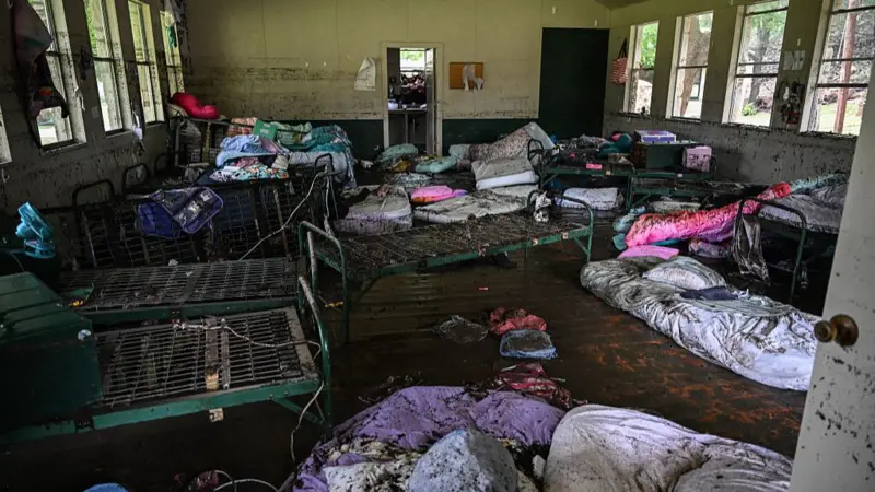 El interior de las habitaciones del campamento Camp Mystique quedó devastado