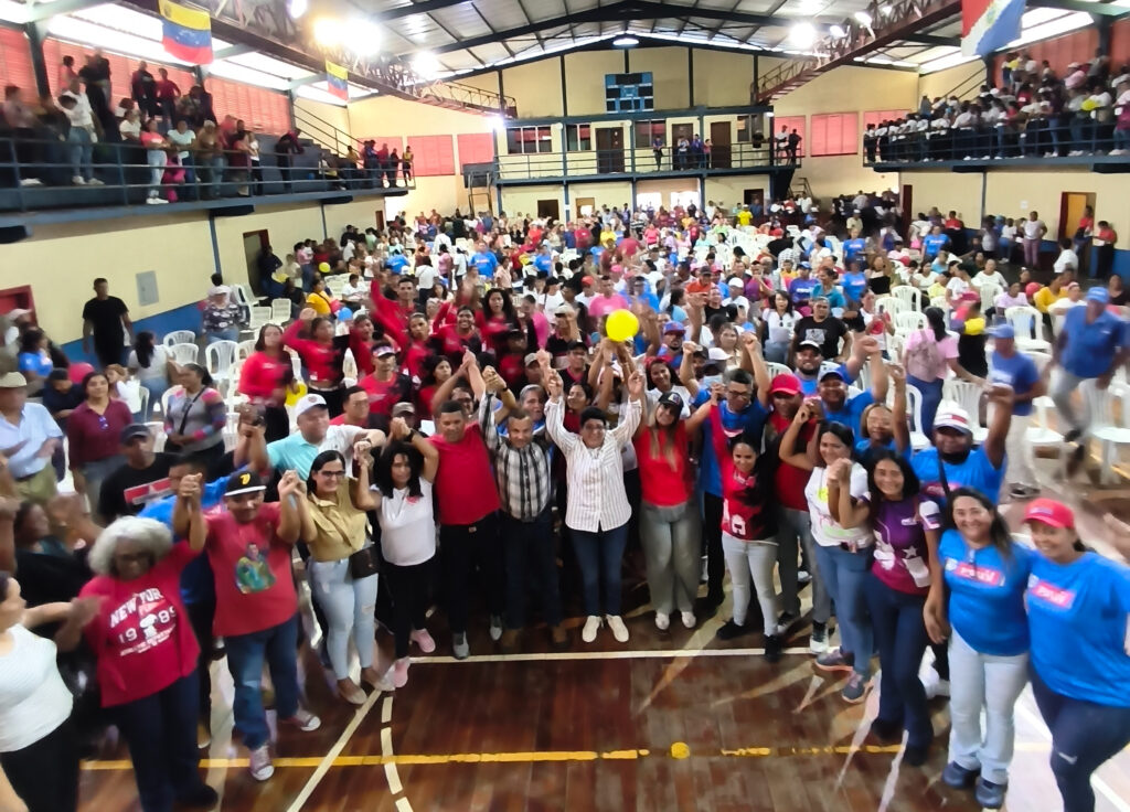 La actividad congregó a cientos de militantes, líderes comunitarios y representantes de sectores sociales