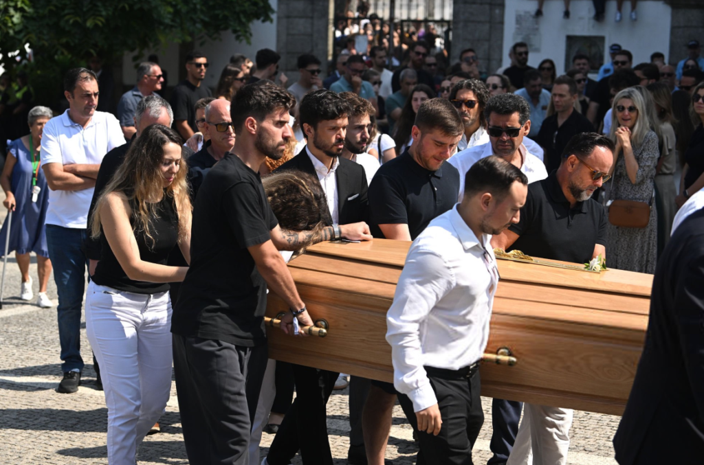 Neves viajó desde EE UU para asistir al funeral