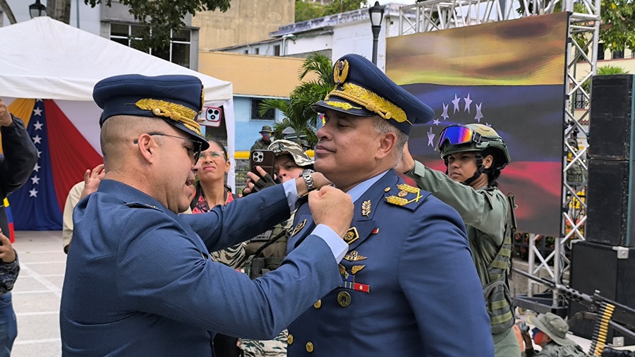 Entregaron reconocimientos y condecoraciones