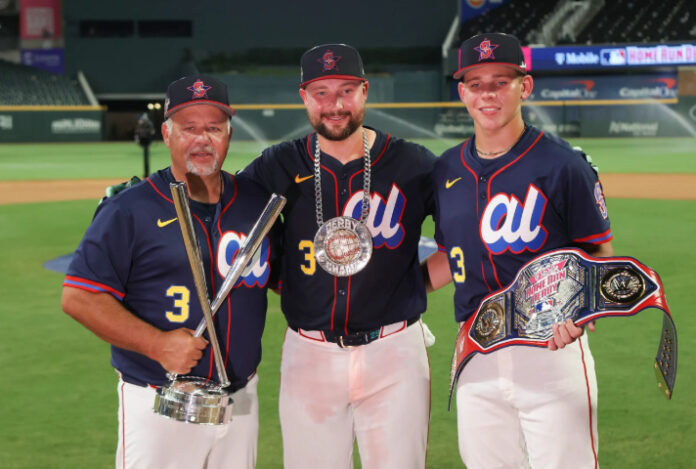 Cal Raleigh estuvo acompañado por su padre y su hermano