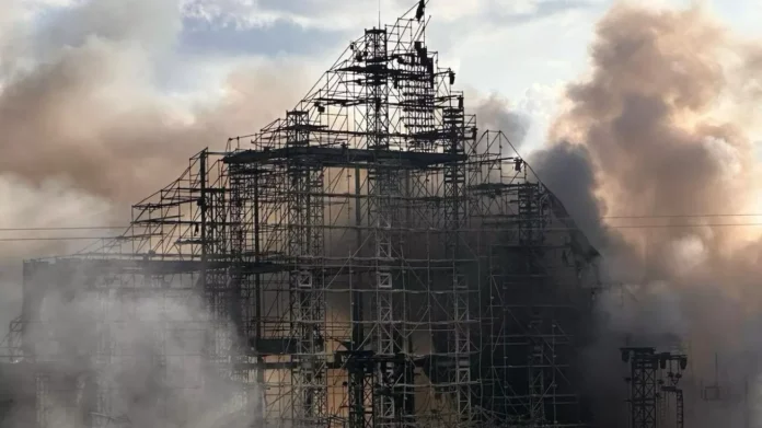 Fuentes del festival informaron que la causa del incendio, que se produjo el miércoles, aún no está clara