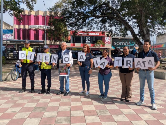 La actividad la realizaron en la Plaza Junín de la ciudad capital.