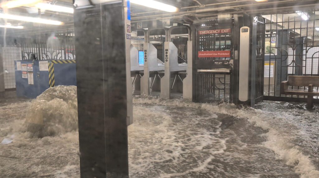 El servicio meteorológico advirtió de que se esperan más lluvias este martes tras fuertes lluvias que azotaron el este, incluyendo la ciudad de Nueva York