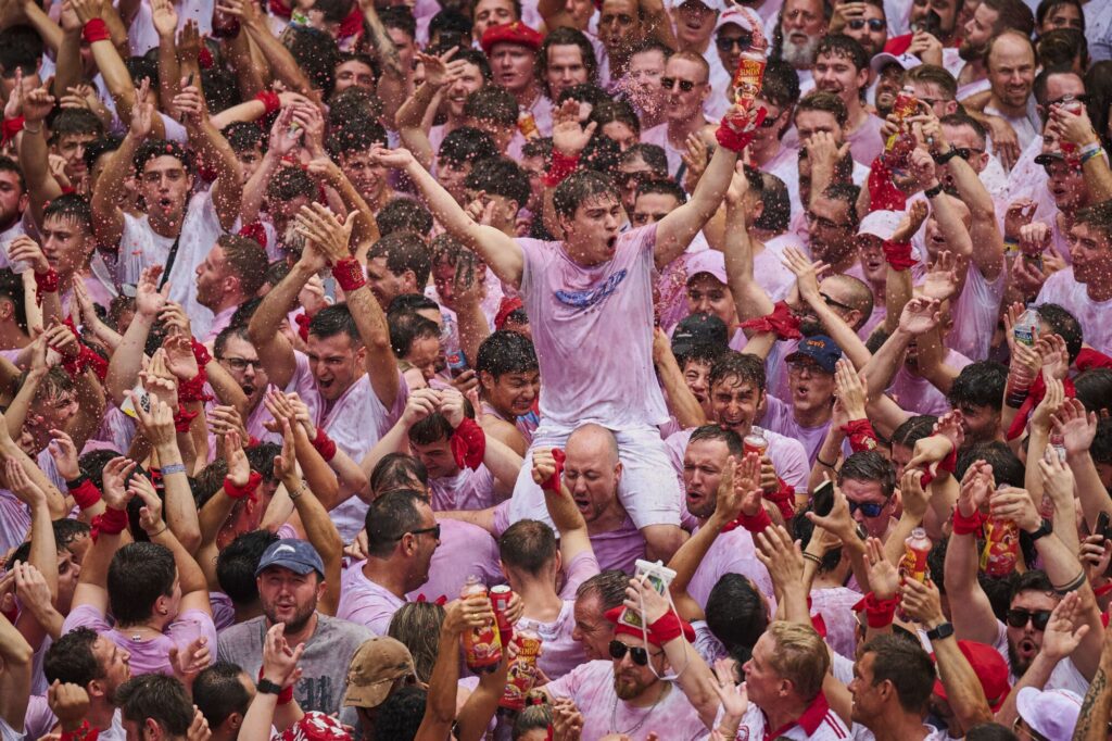 La gran mayoría vestía la tradicional camisa blanca y el pañuelo rojo anudado al cuello