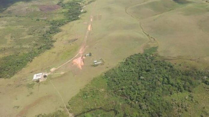 Efectivos de la Fuerza Armada Nacional Bolivariana rescataron a tres personas tras un accidente aéreo ocurrido la mañana de este martes en el estado Amazonas Foto cortesía Versión Final