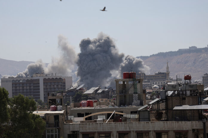 Una columna de humo se alza sobre el Ministerio de Defensa sirio, en Damasco, tras un ataque israelí este miércoles 16 de julio