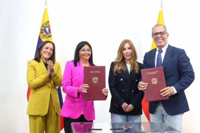 La vicepresidenta ejecutiva de Venezuela Delcy Rodríguez y la ministra de Comercio de Colombia Diana Marcela Morales encabezaron la firma del acuerdo