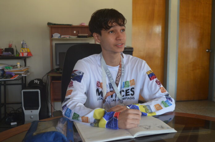 El jovencito se prepara para ir a una competencia en Chile