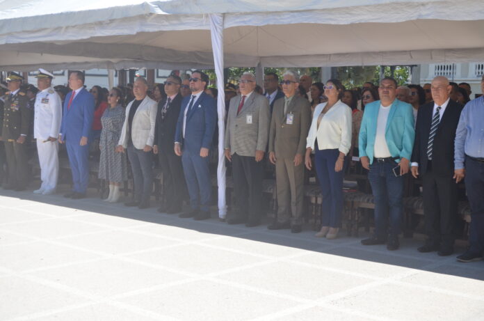 Los asistentes rindieron honores al Libertador, hicieron una ofrenda floral y entregaron reconocimiento al orador de orden.