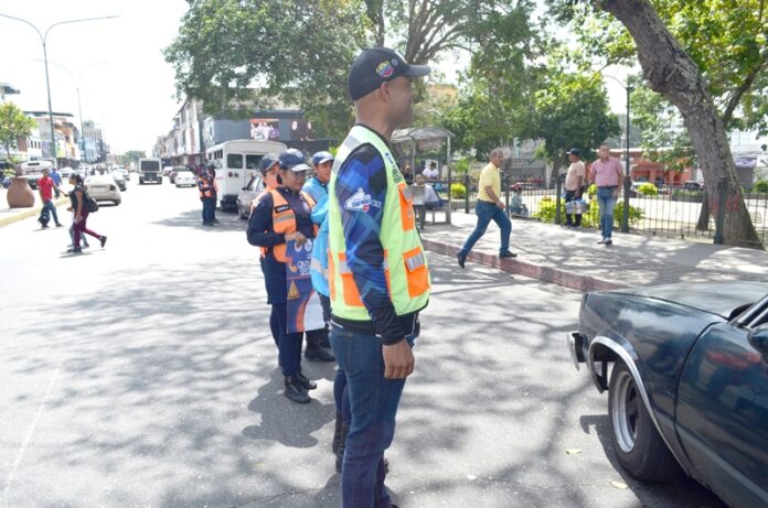 Pese a los constantes operativos destinados a orientar a los motorizados sobre las normativas de tránsito, es común encontrarse con conductores de dos ruedas que circulan en Yaracuy sin acatar el reglamento. Funcionarios de varios organismos como INTT, PNB y la Policía regional se han activado para reforzar las labores de orientación, sobre todo las destinadas a fomentar el uso de casco, esto para proteger la vida