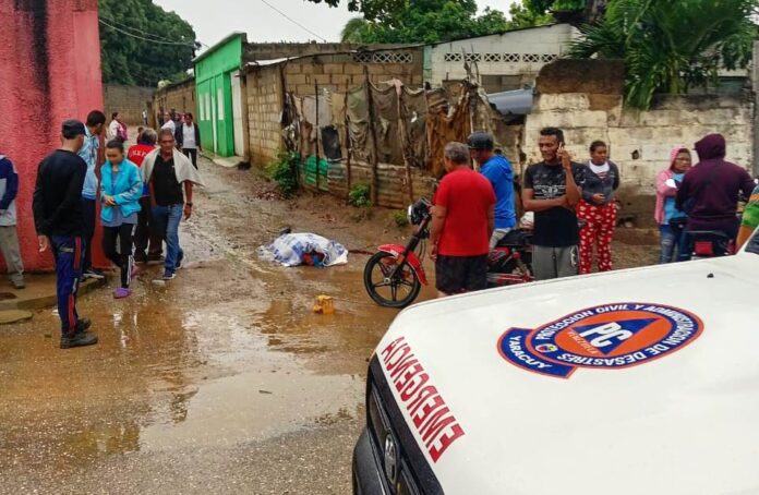 El cuerpo del hombre quedó tendido en medio de una vereda