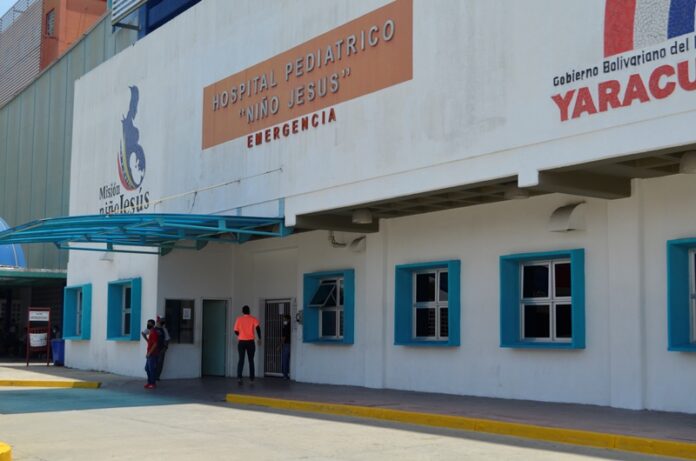 El lactante recibe atención médica en el área de neonatología del Hospital Pediátrico Niño Jesús de San Felipe